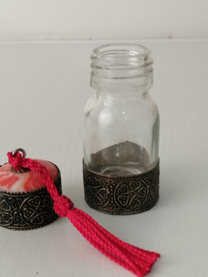 Flacon en verre transparent et laiton