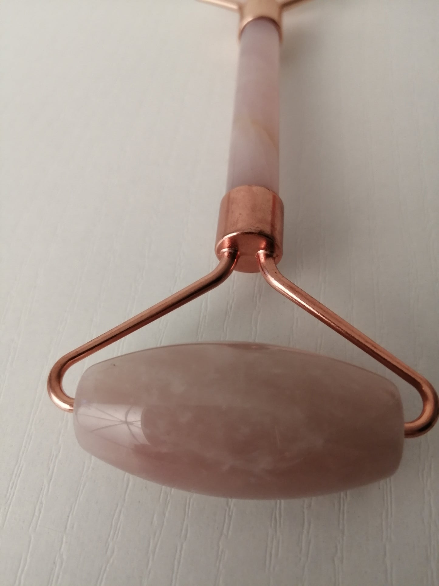 Rouleau de massage visage en quartz rose véritable