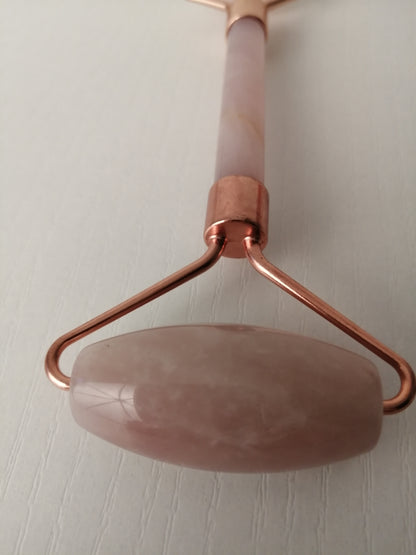 Rouleau de massage visage en quartz rose véritable