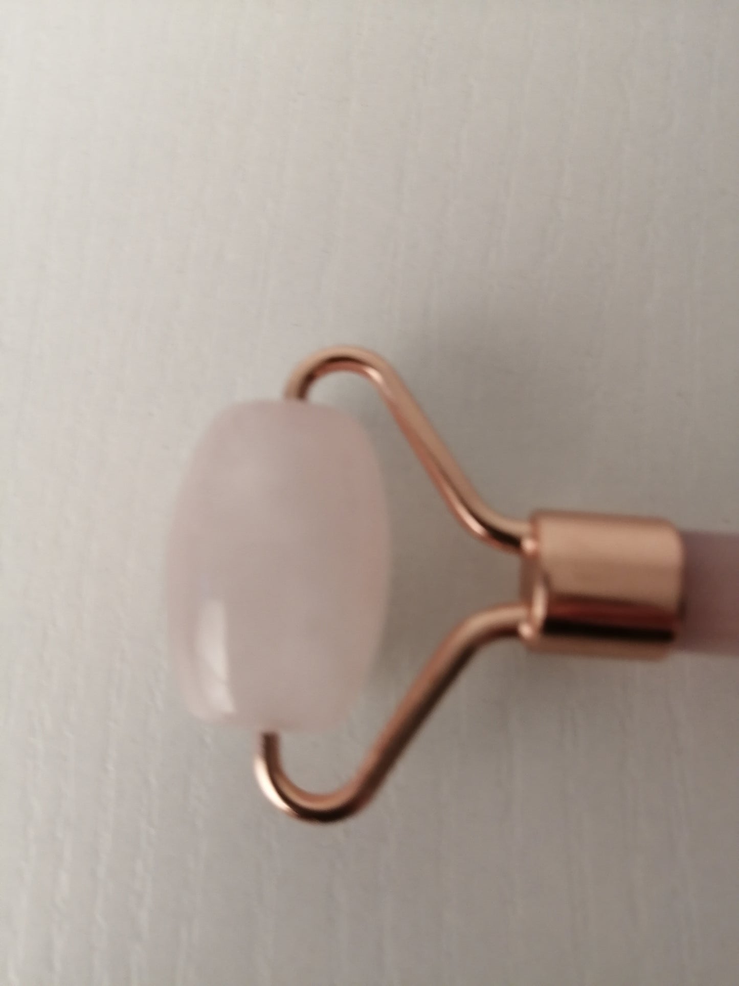 Rouleau de massage visage en quartz rose véritable